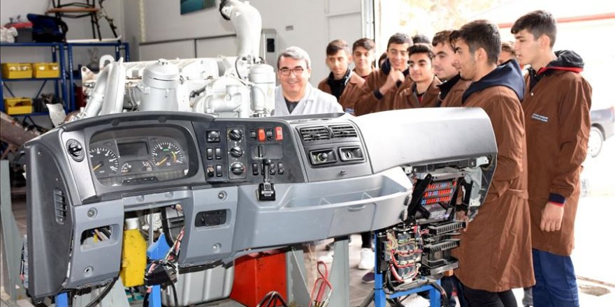 Mercedes-Benz Kamyon Fabrikası'nda iş imkanı sağlayan meslek lisesi