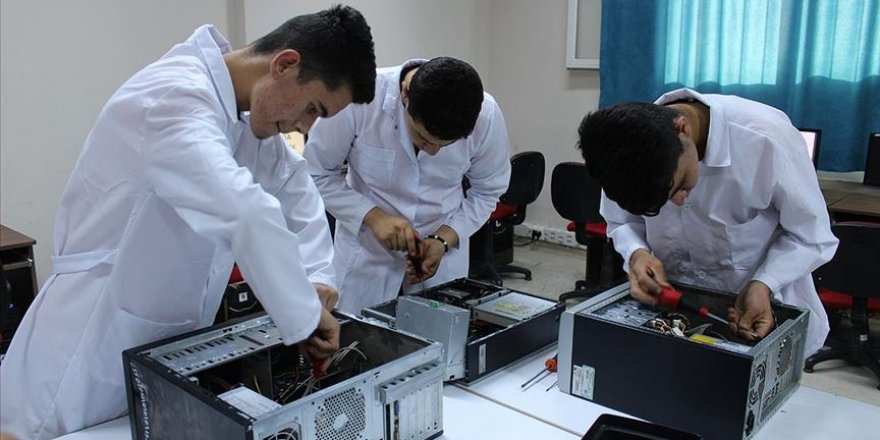 Hatay'da meslek lisesi öğrencileri köy köy dolaşıp bilgisayarları onarıyor