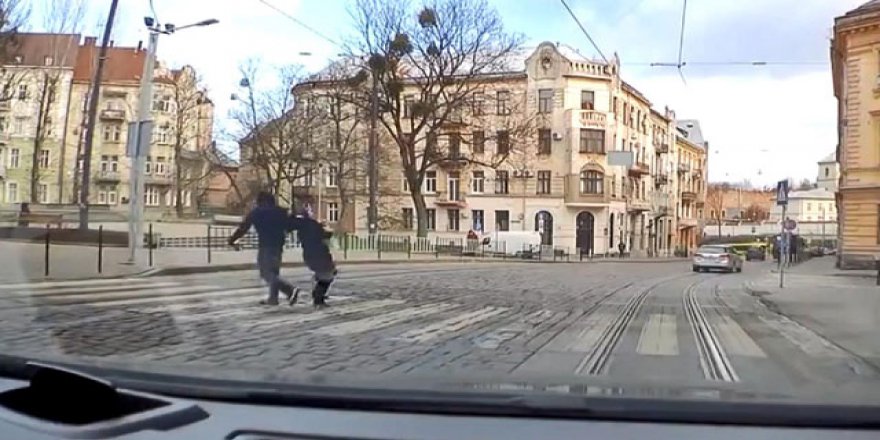 Yaya geçidinde sebepsizce kadına yumruk attı