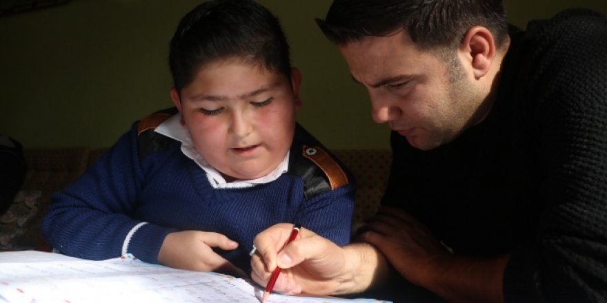Öğrencisine 1 harf öğretebilmek için 100 kilometre yol kat ediyor