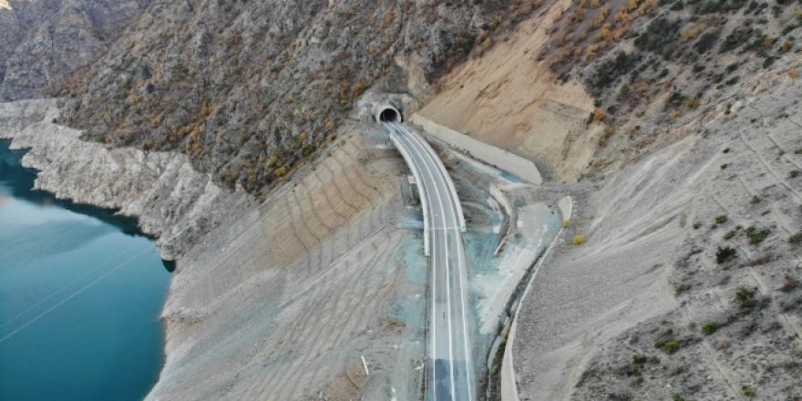 Bu ilçeye ulaşım 44 tünel 20 köprüyle sağlanıyor