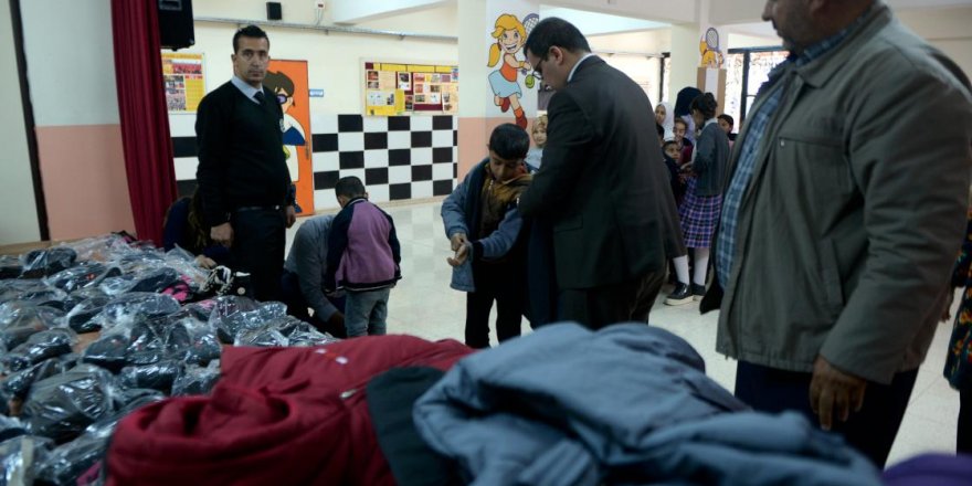 Mehmetçikten 'Çocuklar Üşümesin' kampanyasına mont ve botla destek