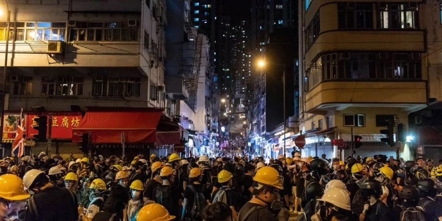 Hong Kong'da göstericiler yine sokaklarda