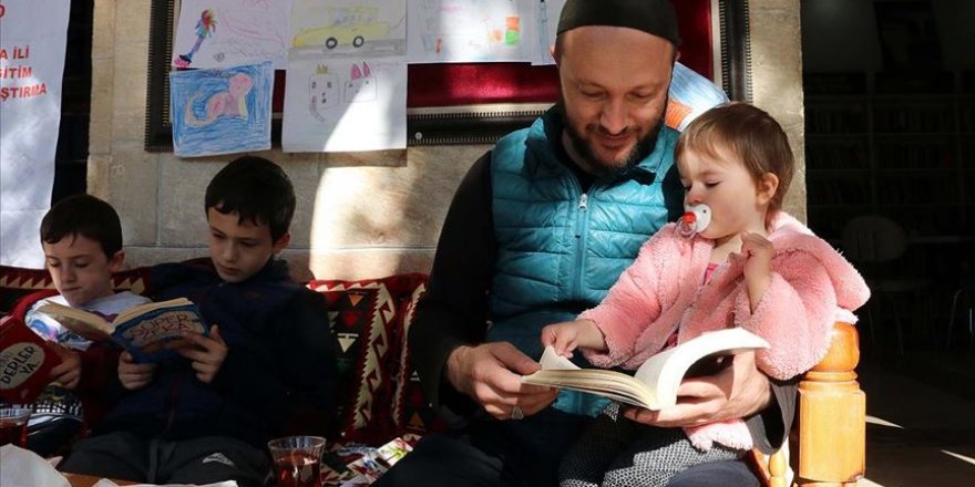 Balıklıgöl'deki kafede kitap okuyanlara çay ve kurabiye ikramı