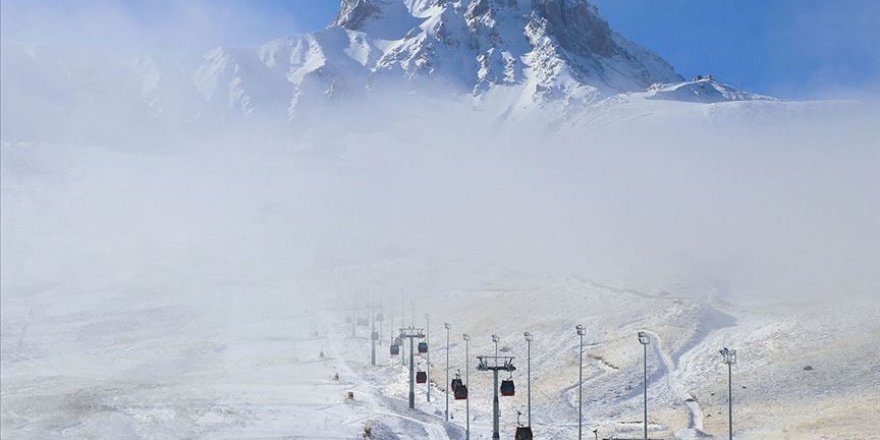 Erciyes Kayak Merkezi'nde kar kalınlığı 20 santimetreye ulaştı