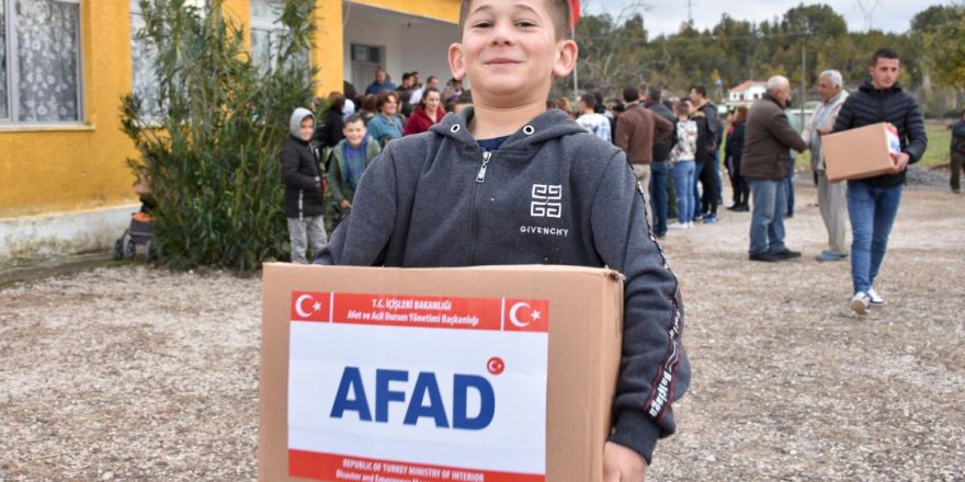 AFAD Arnavutluk'taki depremzedelere yardım malzemesi dağıttı