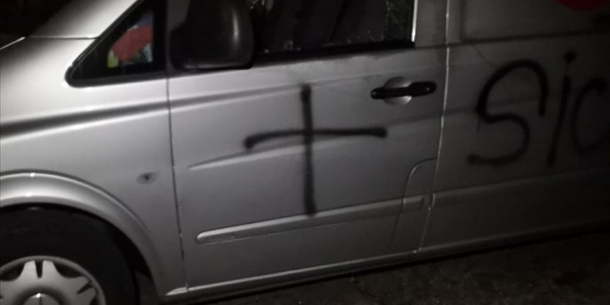 Almanya'da cenaze nakil aracına İslam karşıtı söylemler yazılıp tahrip edildi