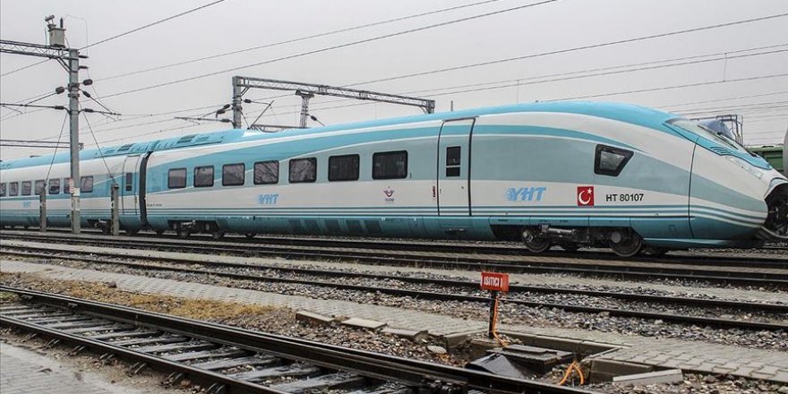 Türkiye'nin beklediği YHT setlerinden ilki Ankara'ya ulaştı