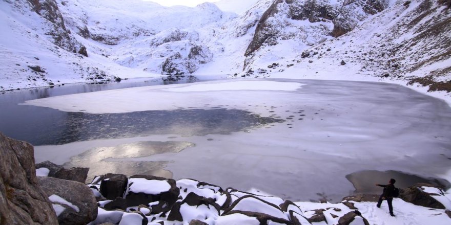 Bolkar'daki buzul göllerinin kış güzelliği etkiliyor
