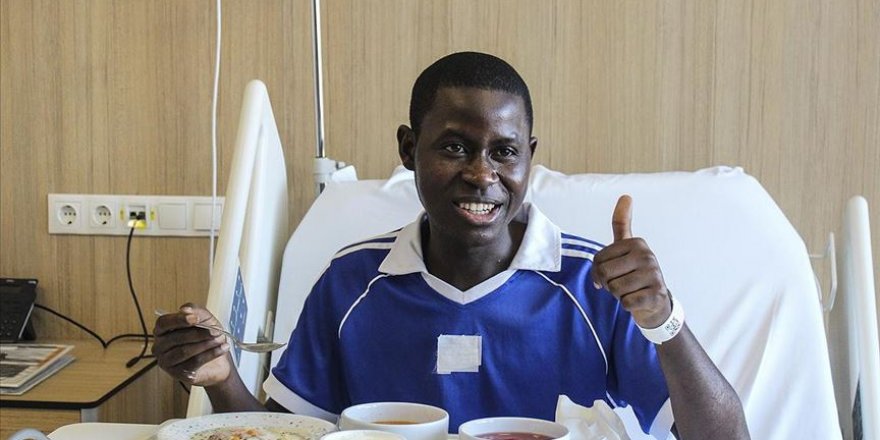 Nijeryalı gencin yapışık yemek borusu 'mıknatıs'la açıldı