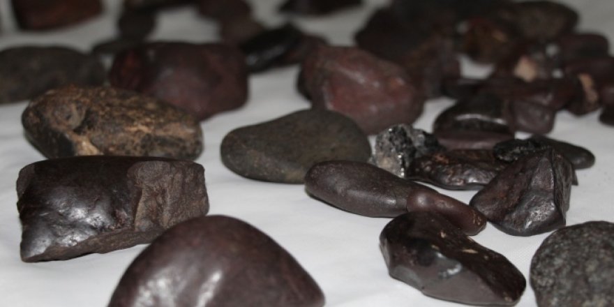 Gök taşı olduğunu iddia ettiği taşlar için 2 milyon istiyor