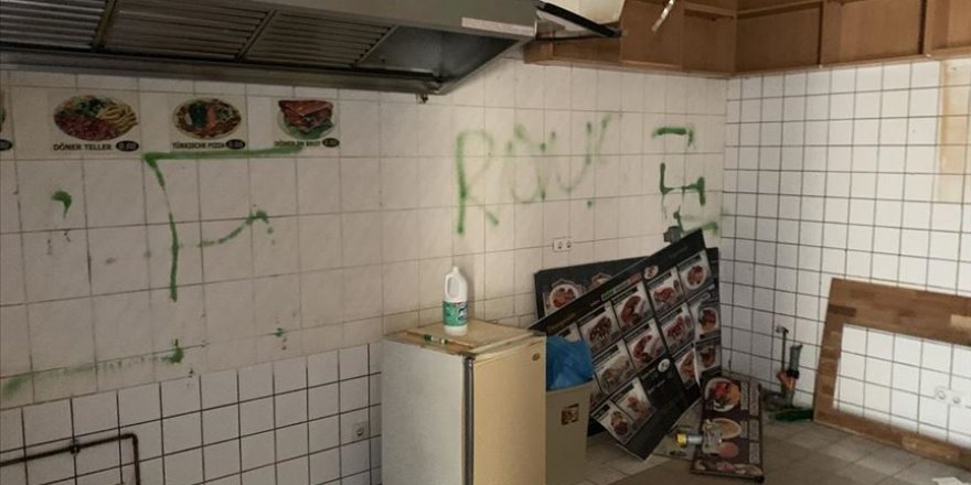 Berlin'de bir Türke ait döner dükkanın duvarına gamalı haç çizildi