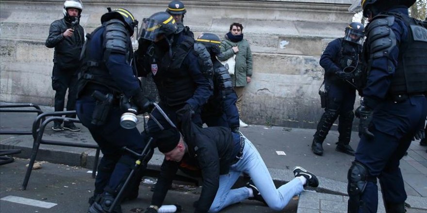 Fransa'daki emeklilik reformu protestoları hayatı felç etti