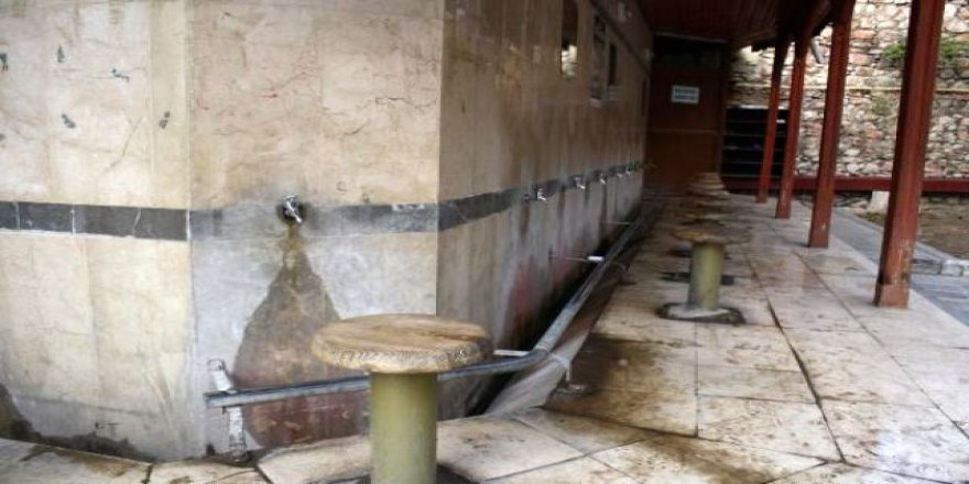 Cami musluklarını çalan şüpheli güvenlik kamerasına takıldıktan sonra yakalandı