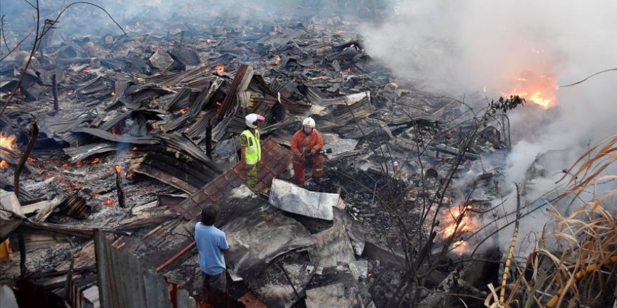 Malezya'da çıkan yangında 20 ev kül oldu