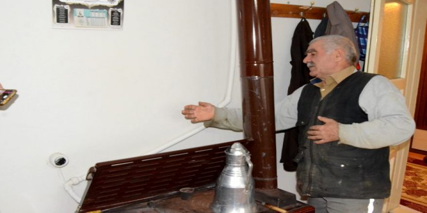 Mucit öğretmen, sobaya döşediği tesisat ile tüm evini ısıtıyor