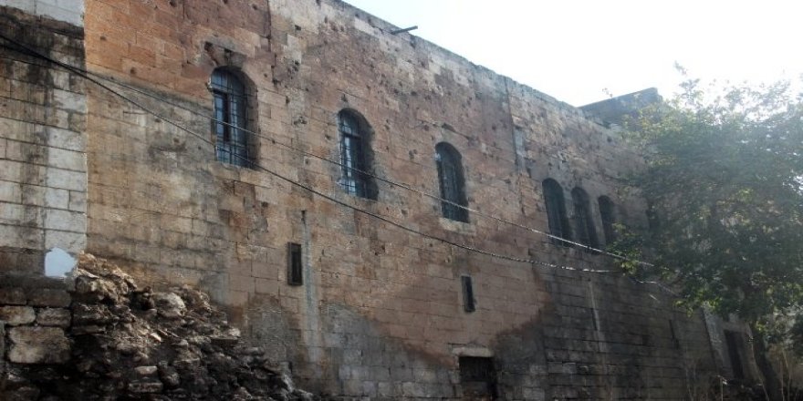 Duvar yıkılınca, Fransızlarla yaşanan çatışmanın izleri ortaya çıktı