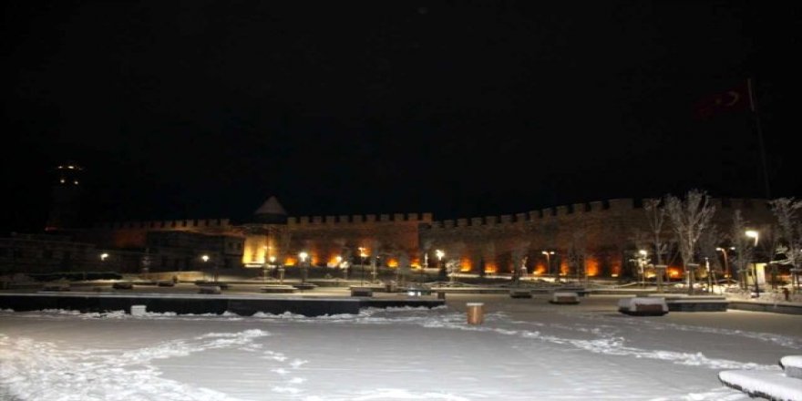 Erzurum Kalesi ile 844 yıllık saat kulesi ışıklandırıldı