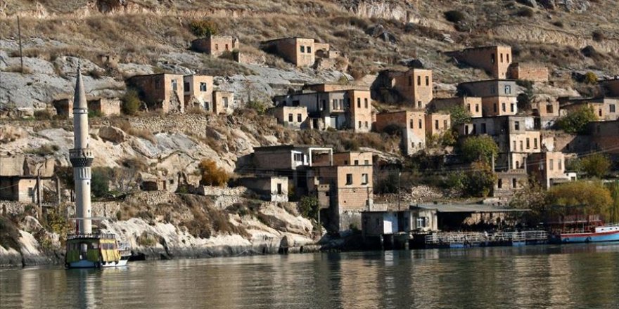 Şanlıurfa'nın turizm merkezi Halfeti'de hafta sonu yoğunluğu yaşanıyor