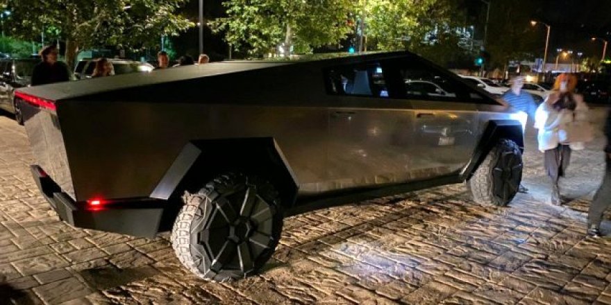 Elon Musk, yeni oyuncağı Cybertruck ile sokaklarda görüntülendi