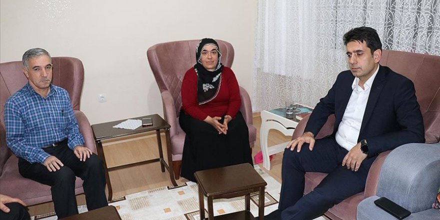 HDP önünde eylem yapan annelerden biri daha evladına kavuştu