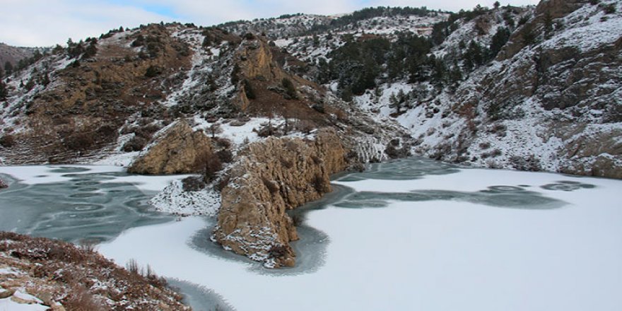 Doğu'da göletler buz tuttu