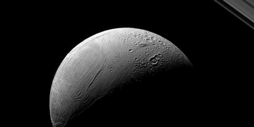 Satürn'ün uydusu Enceladus'taki 'kaplan sırtı deseni' nin sırrı çözüldü