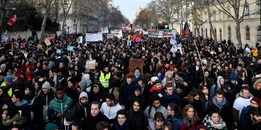 Fransa'da Macron karşıtları sokağa döküldü