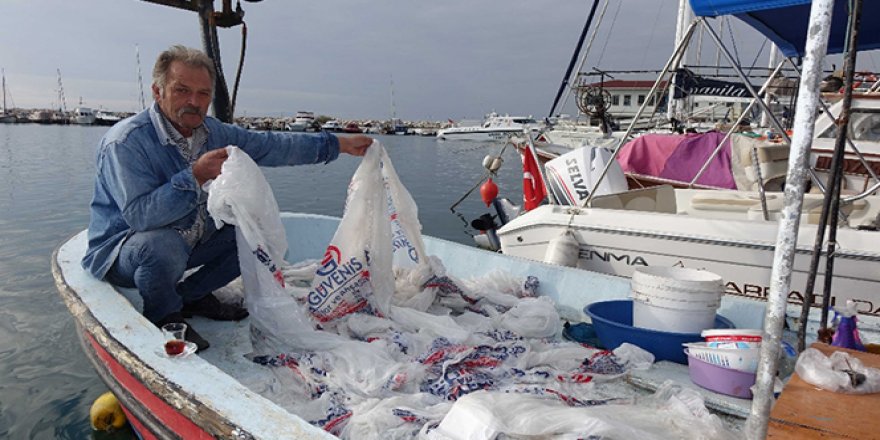 Ağlarına balık yerine naylon poşet takıldı