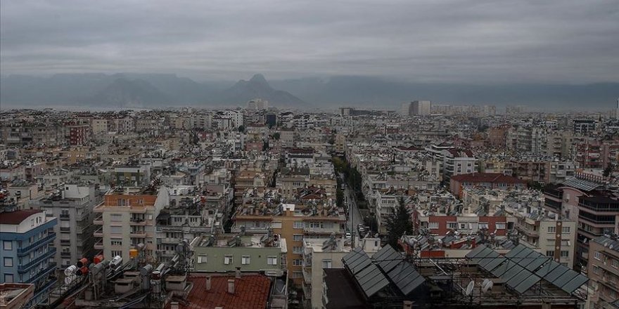 İlk kırmızı kodlu uyarının yapıldığı Antalya'da yağış başladı