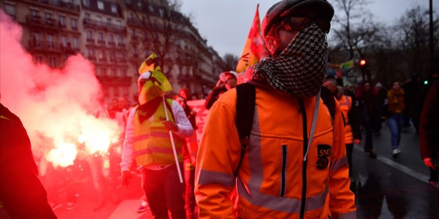 Fransa'da Macron karşıtları yeniden sokaklarda