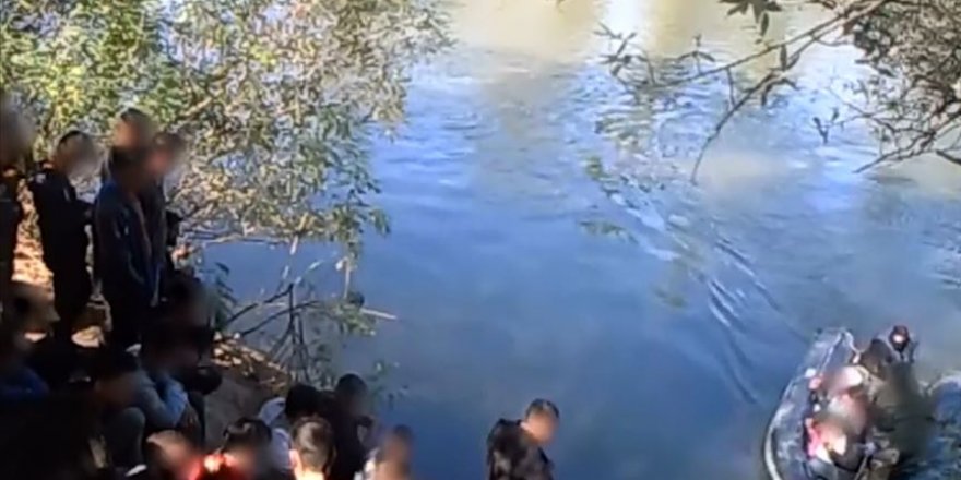 Yunanistan'ın düzensiz göçmenleri zorla geri gönderme görüntülerini yayınlandı