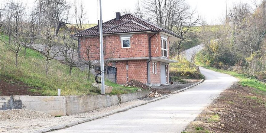 Emekli olacak imamlarının köyde kalması için imece usulü ev yaptılar
