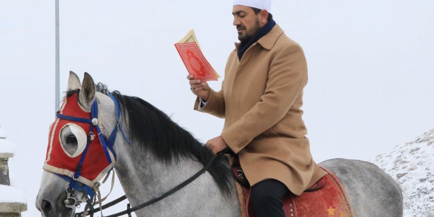 500 yıllık gelenek: Kur'anı Kerim okuyarak şehri dolaşıyorlar