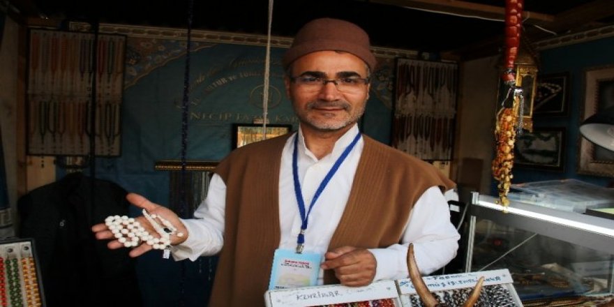 Yaptığı tespihlerle hayran bırakıyor