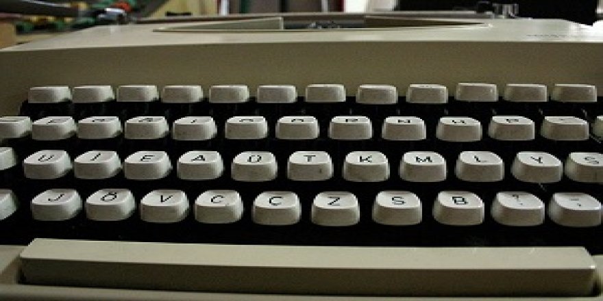 Daktilosu ile teknolojiye karşı direniyor