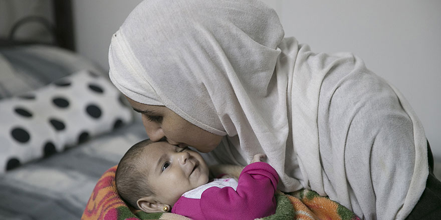 Esed ve Rusya'nın gözlerini kör ettiği anne, bebeğinin kokusuyla avunuyor