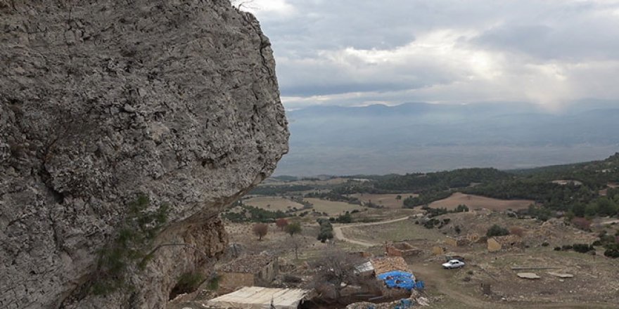 37 yıl önce terk edilen köyde bir tek onlar kaldı