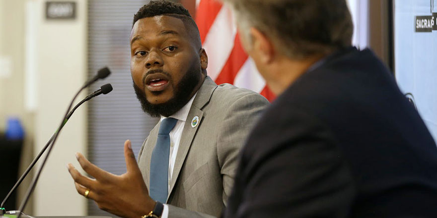 29 yaşındaki belediye başkanı fakirlere her ay 500 dolar dağıtıyor