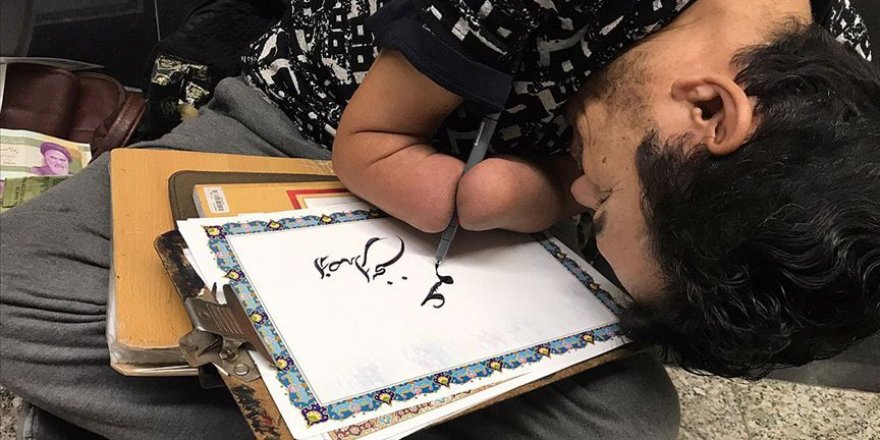 Ellerini kaybedince kollarını kullanarak hat sanatçısı oldu