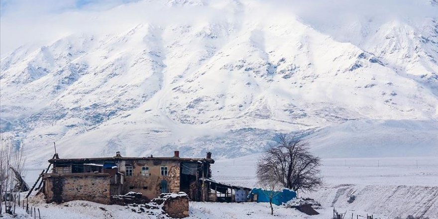 Ovacık'ta kış zorlukları ve güzellikleriyle yaşanıyor