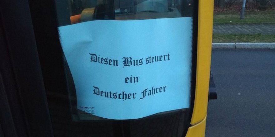 Almanya'da otobüs kapısına ırkçılığı çağrıştıran yazı yazan şoförün görevine son verildi