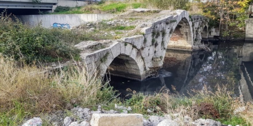 Asırlık köprüler can çekişiyor