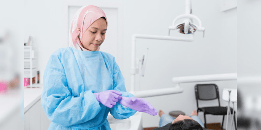 Müslüman doktorun icadı ile başörtü, ameliyathanelere girdi