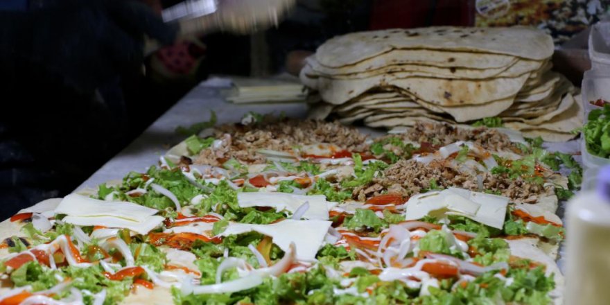 Endonezya'da tavuk döner için günlerce bekliyorlar