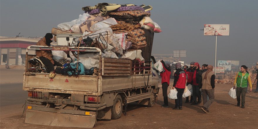 Göç yolundaki ailelere acil yardım paketi