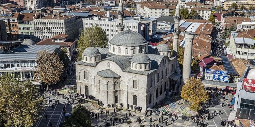 Abdülhamid Han'ın yapımına destek verdiği 'teze cami' ihtişamını koruyor