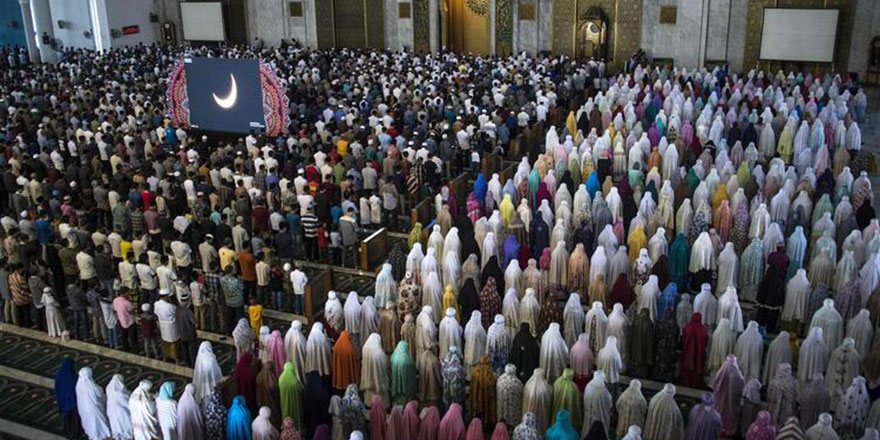 Cami içindeki dev ekrana bakıp namaz kıldılar