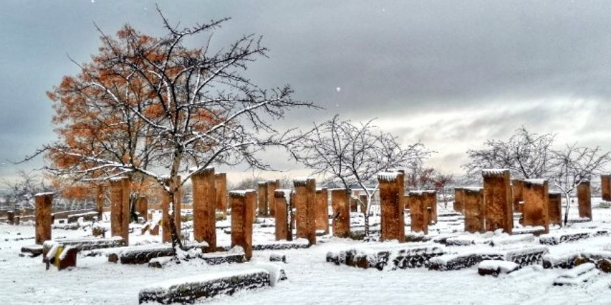 Tarihi Mezarlıkta Kış Güzelliği