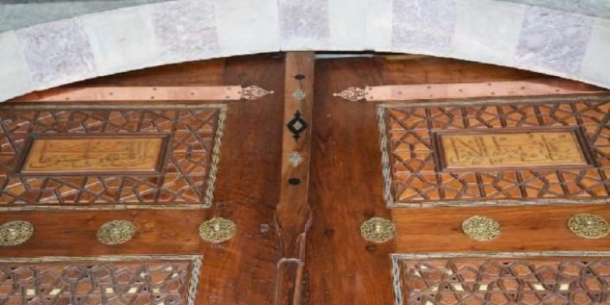 Kapıdaki ayetler ters konulmuş